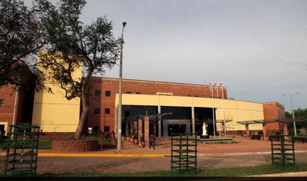 Adolescente agrede a magistrada en Juzgado de Luque - Noticiero Paraguay