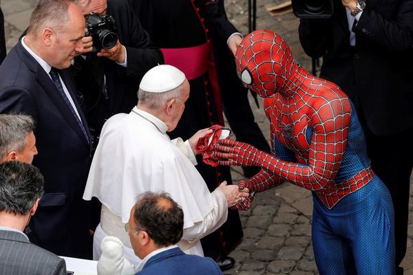 El papa Francisco saluda a “Spiderman” en el Vaticano - Mundo - ABC Color