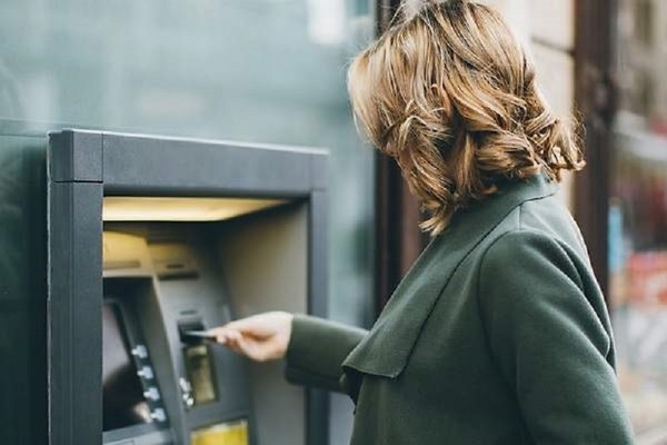 ¡Insólito error de un banco! Mujer fue al cajero automático y encontró USD 1.000 millones depositados en su cuenta