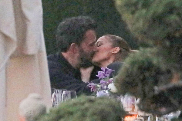 Jennifer López y Ben Affleck se besan en una cena en familia en Los Ángeles | El Independiente