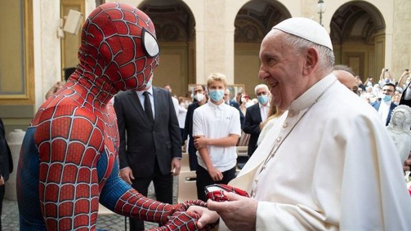 El papa Francisco recibió la visita inesperada de Spiderman | .::Agencia IP::.