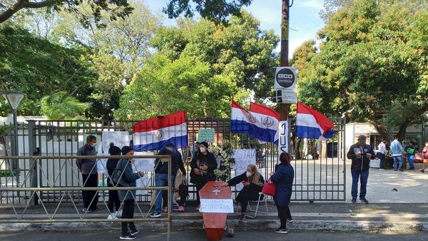 Jubilados de IPS se manifiestan frente a la Corte por polémico fallo