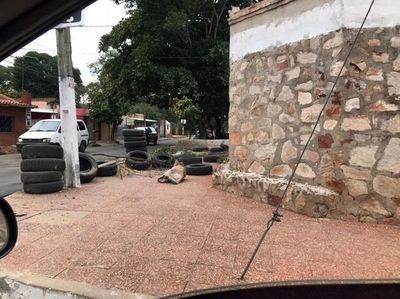 Basura y escombros en la calle San Rafael de Lambaré - Nacionales - ABC Color