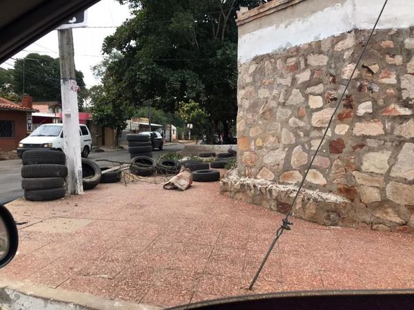 Basura y escombros en la calle San Rafael de Lambaré - Nacionales - ABC Color