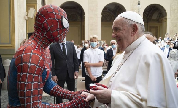 Diario HOY | Curioso saludo del papa Francisco al Hombre Araña en el Vaticano