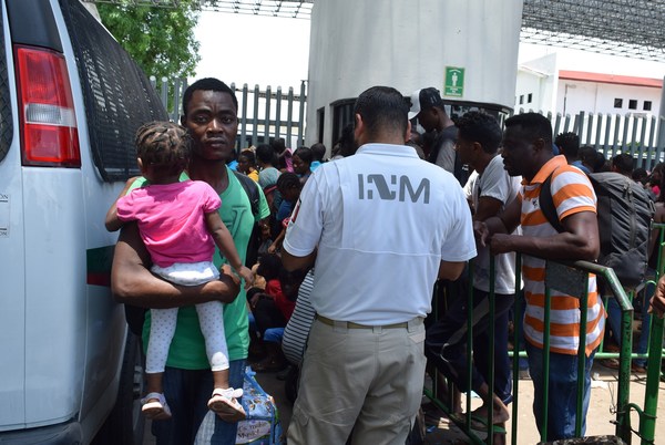Interceptan a 108 migrantes hacinados en un autobús en el sur de México - MarketData