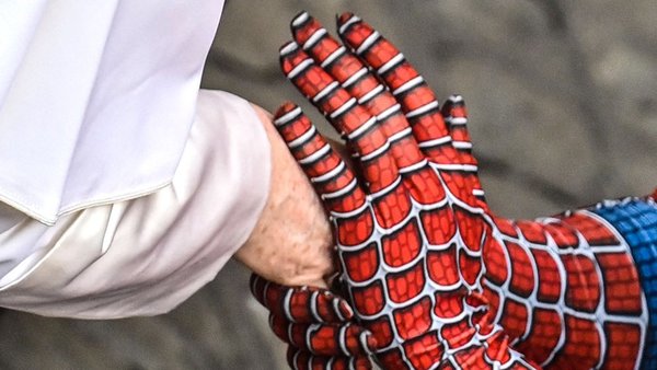 ¿Spiderman visita al Papa? Su Santidad recibió una visita muy inesperada