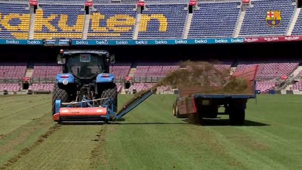 El Barcelona renueva el césped del Camp Nou