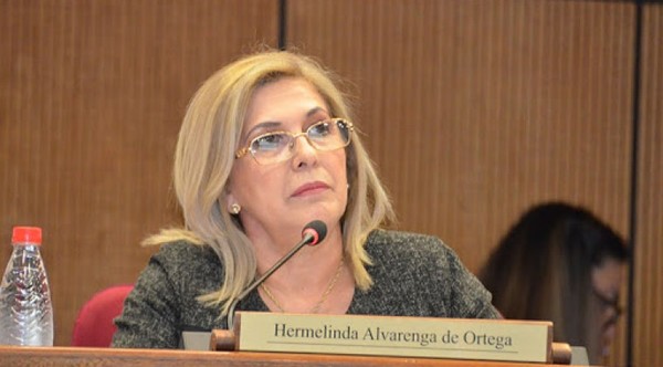 Hermelinda Alvarenga renuncia a su bancada tras votar por Salomón