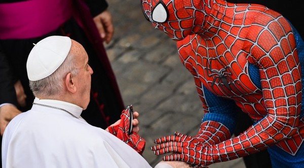 Curioso saludo del papa Francisco al Hombre Araña en el Vaticano