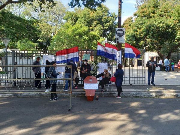 Jubilados de IPS se manifiestan frente a la Corte por polémico fallo