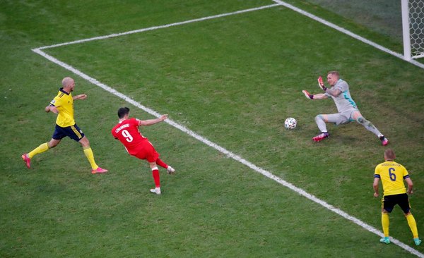 Lewandowski hizo lo imposible, pero Polonia cae ante Suecia y se despide de la Euro