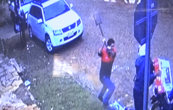 A palazos, trabajadores frustran robo a local comercial
