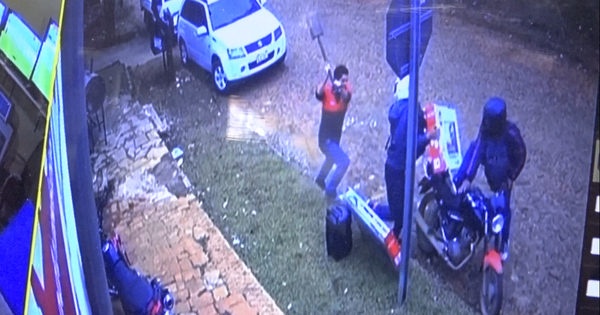 Con una pala, enfrentó a motoasaltantes y evitó robo