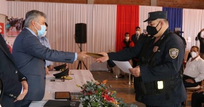 La Nación / Reconocen a tres policías que encontraron y devolvieron G. 16,3 millones