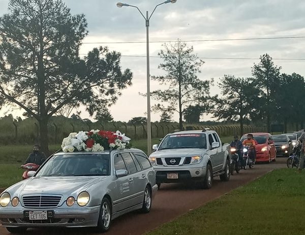 Féretro de Romero Roa llega a Minga Guazú