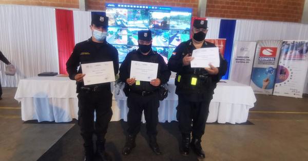 Por actuar con honestidad, policías reciben certificados de reconocimiento