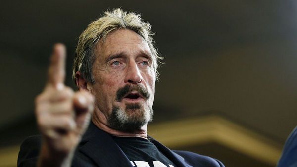 Hallan muerto a John McAfee en su celda de una prisión en Barcelona