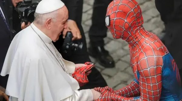 Un superhéroe en el Vaticano  - Soy un viral - ABC Color
