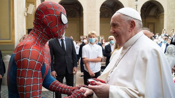 El papa Francisco recibió la visita inesperada de Spiderman