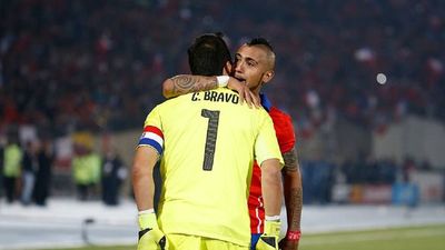 Claudio Bravo y Arturo Vidal sellan fin de sus diferencias