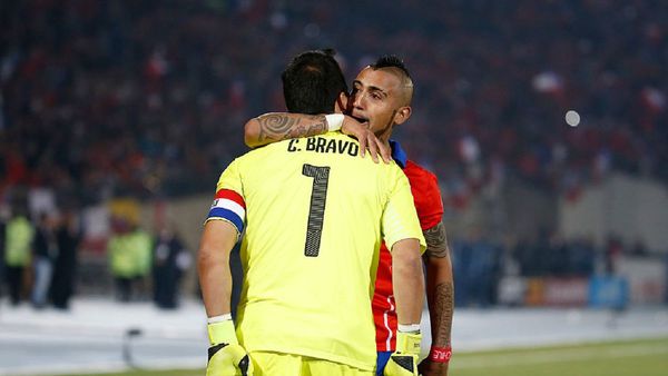 Claudio Bravo y Arturo Vidal sellan fin de sus diferencias
