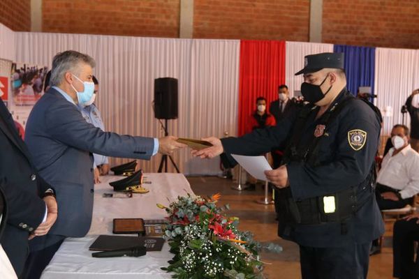 Policías reciben reconocimientos por ser honestos y “no robar” - Noticiero Paraguay