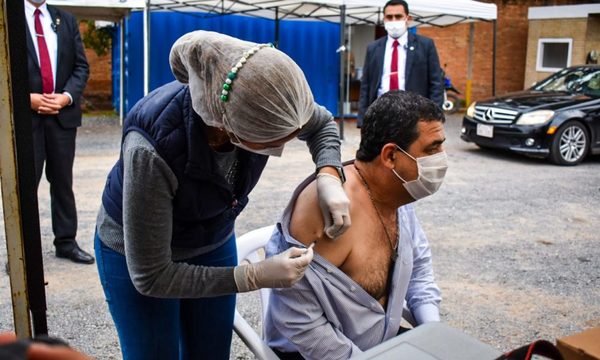 Vicepresidente recibió primera dosis de la vacuna contra Covid-19