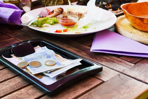 ¡Alcanzó hasta para los cocineros! Cliente deja propina de 16 mil dólares en un restaurant