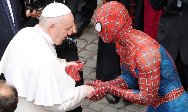 El Papa saluda a Spiderman en el Vaticano
