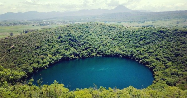 La Nación / Destino LN: Bella Vista Norte, sitio que resguarda la caverna acuática y el ojo de mar