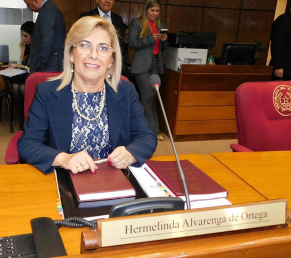 Senadora Hermelinda Alvarenga renuncia al cargo de líder de bancada “A” del PLRA