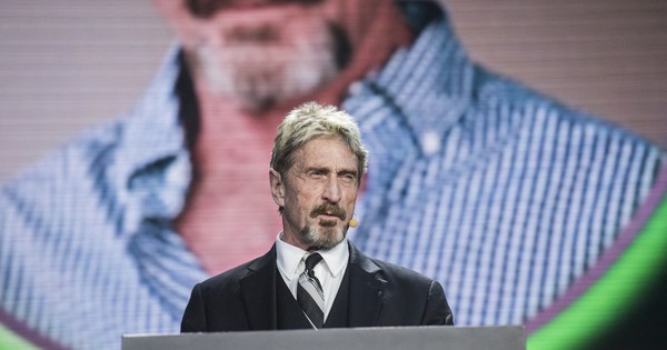 La Nación / Fundador de McAfee fue hallado muerto en cárcel española