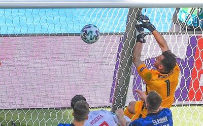 Crónica / España golea y clasifica a octavos como segundo