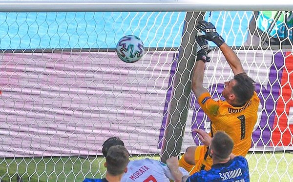 Crónica / España golea y clasifica a octavos como segundo