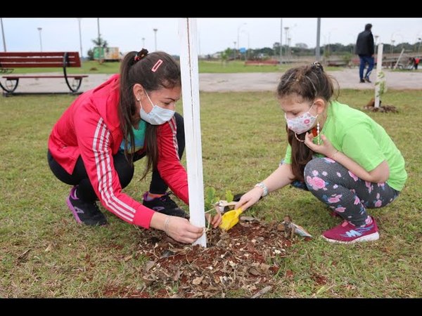 CON APOYO DE LA EBY, PLANTAN 40 ÁRBOLES EN LA COSTANERA DE ENCARNACIÓN