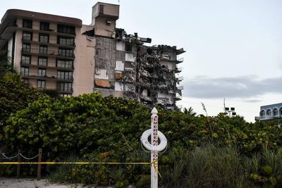 Al menos un muerto en edificio parcialmente derrumbado en Miami Beach - Mundo - ABC Color