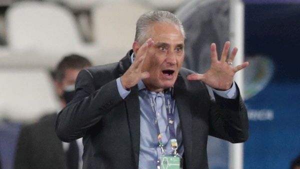 Tite critica la cancha y el arbitraje