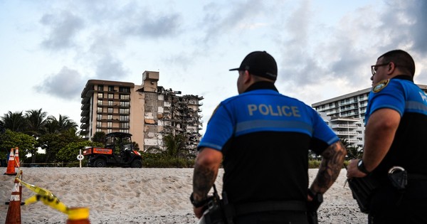 La Nación / Un muerto dejó el derrumbe parcial de un edificio en Florida