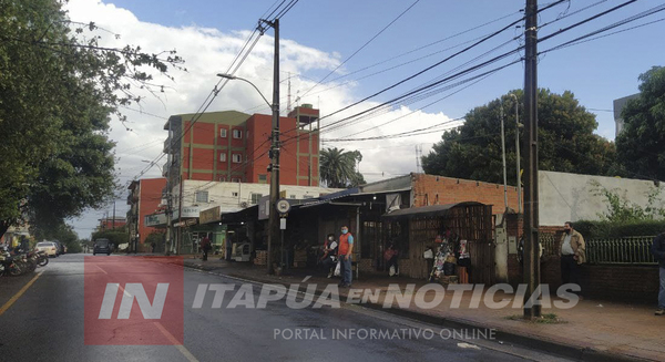 DESPOJAN A MUJER DE SU CARTERA EN PARADA DE ÓMNIBUS.