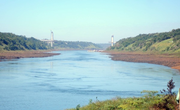 “Ventana de agua” favoreció salida de 80 mil toneladas de soja varadas en el río Paraná - La Clave