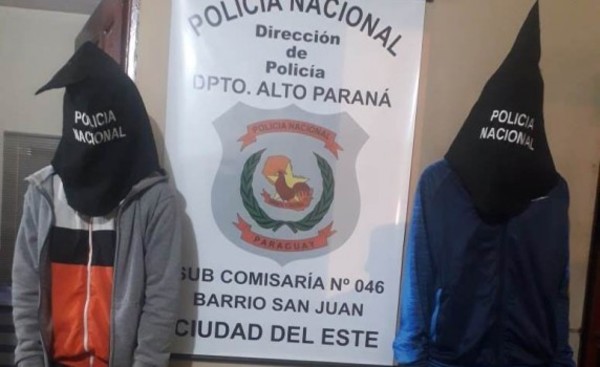 Detienen a motochorros tras robar celular durante atraco callejero