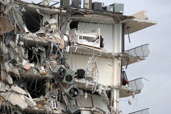 Edificio residencial de 12 pisos en Miami, sufrió un derrumbe parcial
