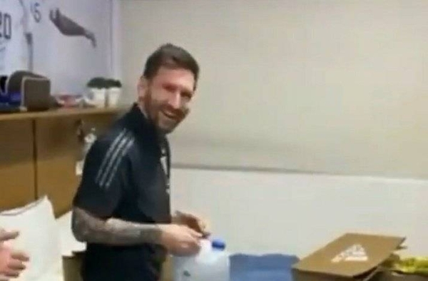 Diario HOY | Messi festeja su cumpleaños número 34 entre risas y regalos de sus compañeros