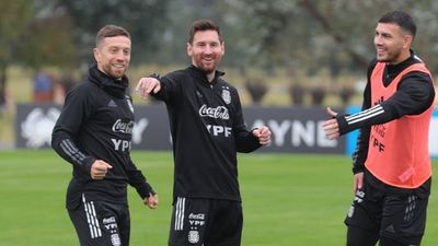 Messi festeja su cumpleaños 34 entre risas y regalos de sus compañeros