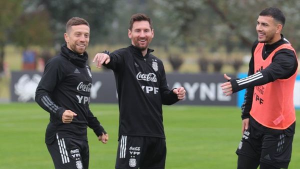 Messi festeja su cumpleaños 34 entre risas y regalos de sus compañeros