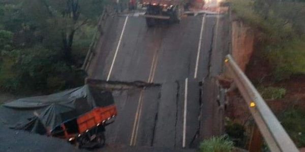 Allanan el MOPC por caída de puente en Tacuati