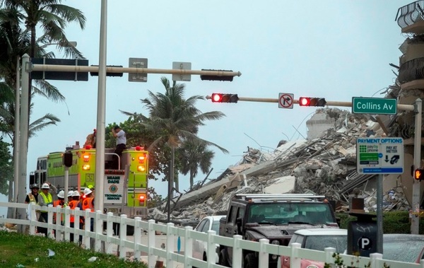 El desgarrador testimonio de un hombre que espera noticias de familiares tras derrumbe de edificio en Miami