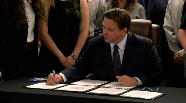 Florida: Gobernador firma ley que obliga a las escuelas a enseñar la verdad sobre el sistema comunista