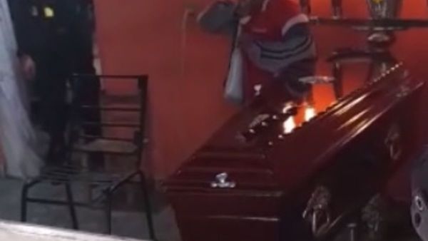 Amenazó con degollarse en un velorio para no ser arrestado